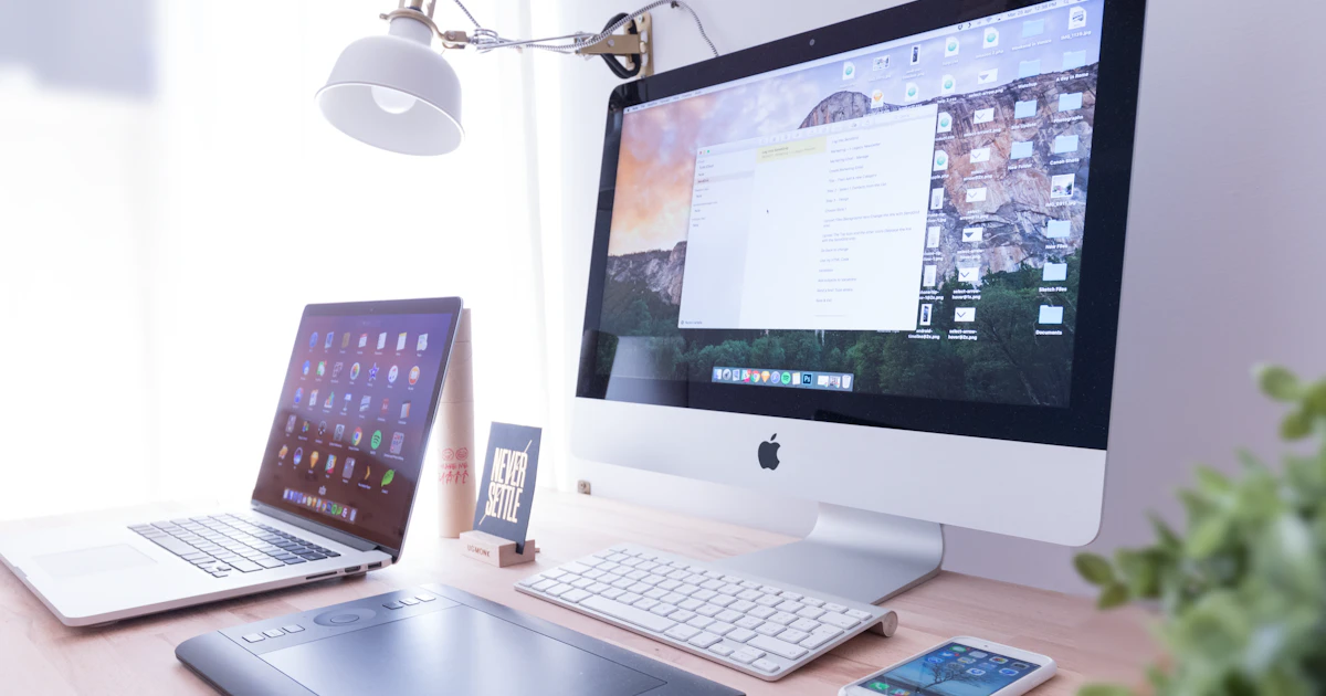 Laptop en escritorio limpio con apps de productividad abiertas