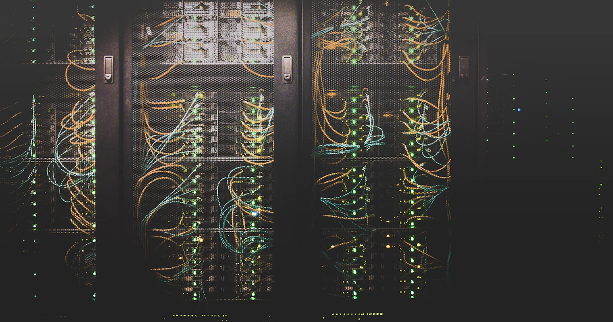 Servidores conectados con cables de red en un data center moderno