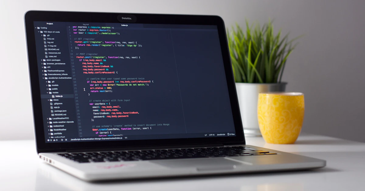 Escritorio de trabajo con laptop, libreta y accesorios de oficina